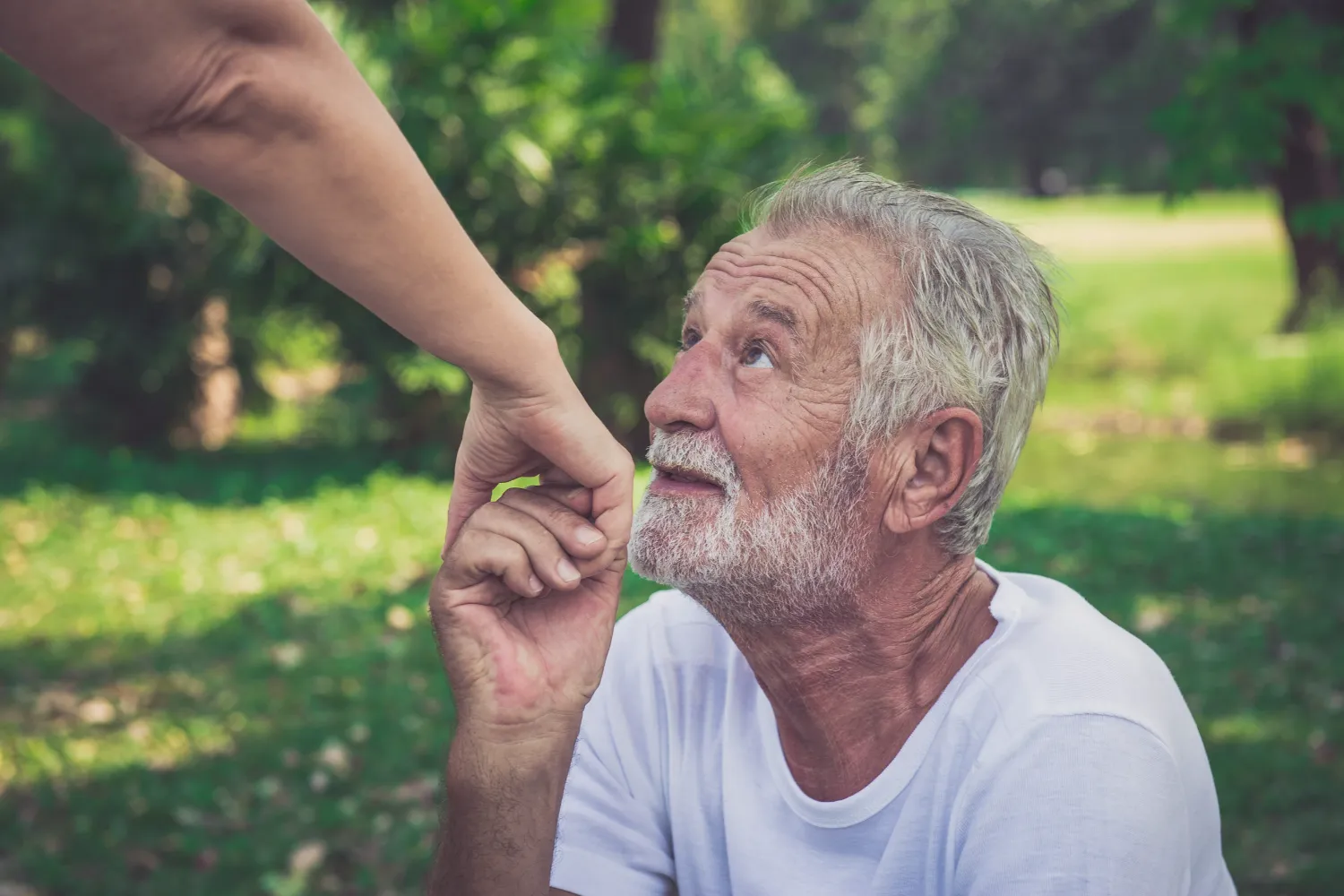 Happy old man in love with her wife in the park